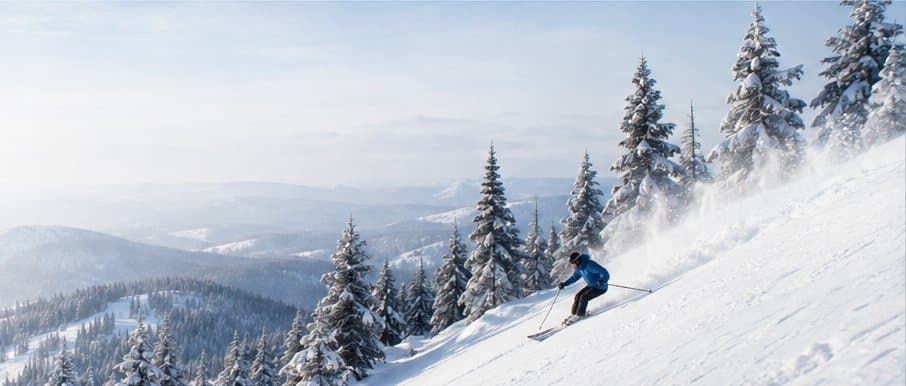 Заснеженные склоны и леса Урала